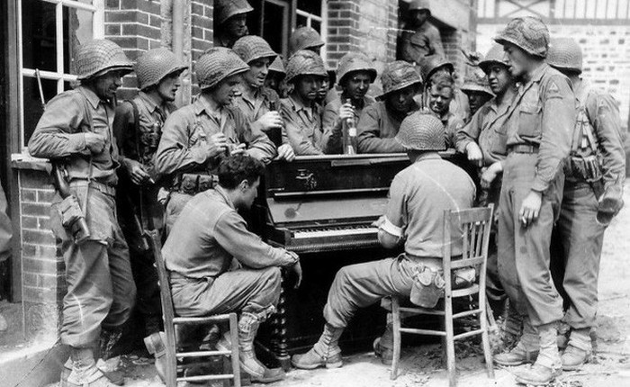 Bạn có biết: Quân đội Mỹ từng thả cả cả dàn nhạc cụ xuống căn cứ cho binh lính giải trí sau những giờ chiến đấu căng thẳng