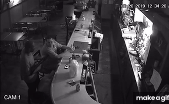 Ông chú thản nhiên ngồi uống cà phê ngay cả khi bị dí súng vào mặt, còn giật lại cả smartphone từ tay tên cướp