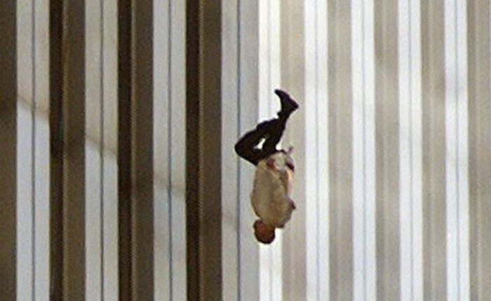 Đã 18 năm kể từ khi vụ khủng bố 11/9 đoạt mạng hàng nghìn người Mỹ, bức ảnh "người đàn ông rơi" vẫn không ngừng gây ám ảnh