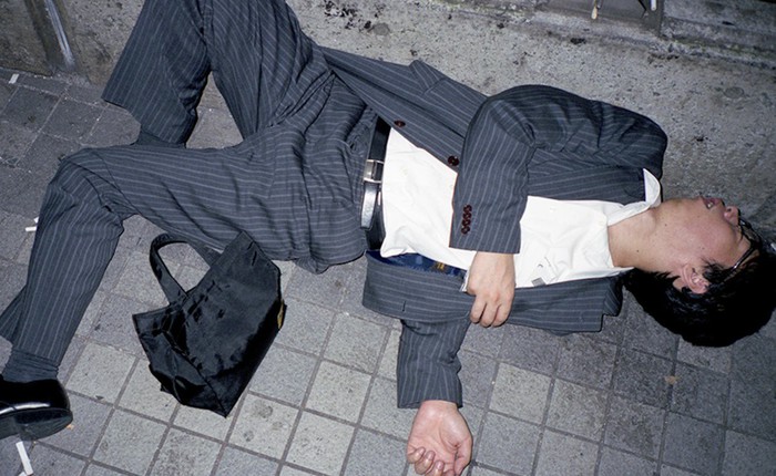 Chùm ảnh về các doanh nhân ngủ trên đường phố mô tả chân thực về văn hóa làm việc khắc nghiệt nhất thế giới của Nhật Bản