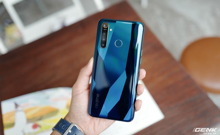 Cận cảnh Realme 5 Pro: Snapdragon 712, camera 48MP, sạc nhanh VOOC 3.0 20W, mặt lưng hoạ tiết pha lê đẹp mắt