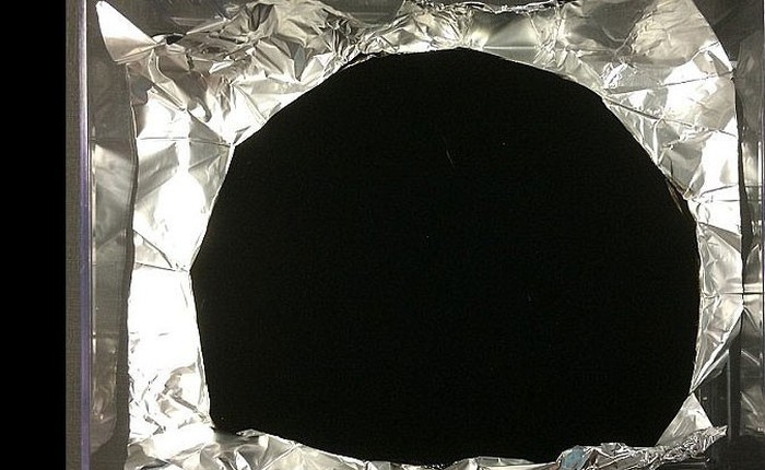 Các nhà khoa học vừa tình cờ phát hiện loại vật chất tối nhất thế giới, hơn cả Vantablack, có thể hấp thụ tới 99,995 % ánh sáng