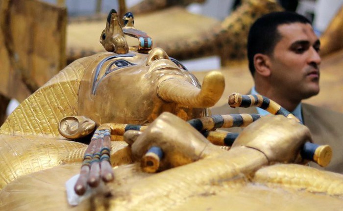 Kho báu giấu kín của Pharaoh Tutankhamun lần đầu tiên được đưa ra khỏi lăng mộ sau gần 100 năm