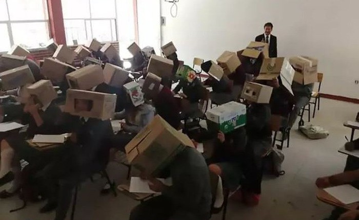 Thầy giáo Mexico chống quay cóp bằng cách để sinh viên đội nguyên cái thùng carton lên đầu khi làm bài thi