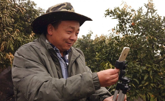Chỉ nhờ một chiếc iPhone 6 và Internet, "ông chú" nông dân Trung Quốc trở thành ngôi sao mạng xã hội 82.000 người theo dõi