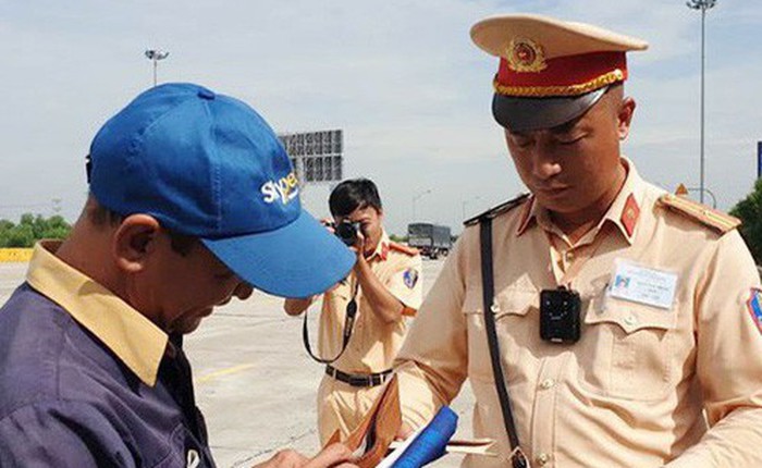 Cận cảnh camera đeo cổ cho cảnh sát giao thông Việt Nam