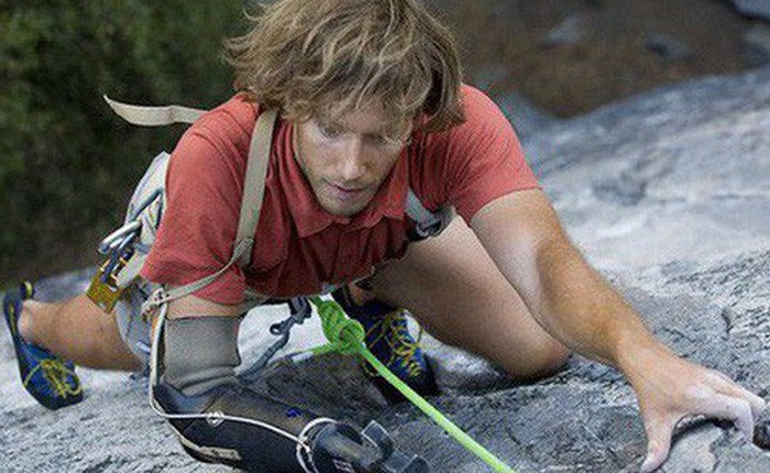 127 giờ sinh tử: Câu chuyện của nhà leo núi trẻ phải uống nước tiểu và cắt lìa cánh tay để tự giải thoát mình khỏi cái chết trong đau đớn và cô độc