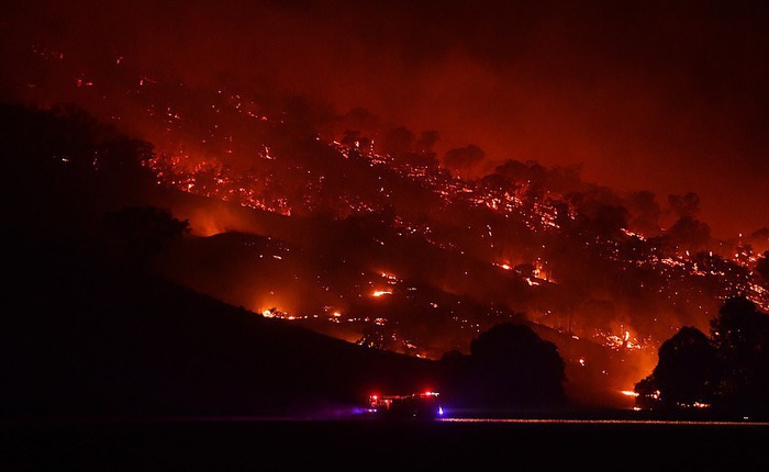 Hỏa Diệm Sơn ở Úc: Đám cháy lớn từ 2 nơi nhập vào nhau tạo thành ngọn lửa khổng lồ thiêu đốt hơn nửa triệu héc ta