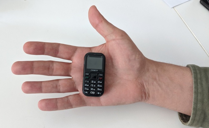Cận cảnh chiếc điện thoại nhỏ nhất thế giới: có màn hình 1 inch và cả camera, chơi được game xếp hình, rắn săn mồi các kiểu