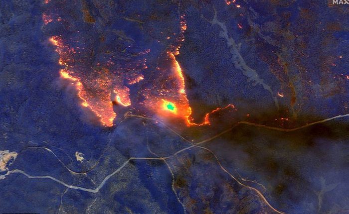 Đại thảm họa cháy rừng Úc nhìn từ không gian: Cả nước như quả cầu lửa, những mảng xanh trù phú bị thay bằng màu khói trắng tang thương