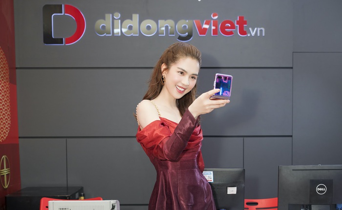 Ngọc Trinh trên tay Galaxy Z Flip trong ngày mở bán tại Việt Nam