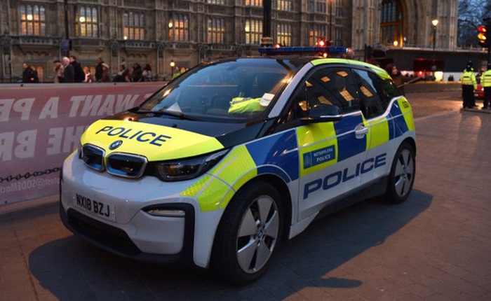 Cảnh sát Anh chi hàng triệu USD mua xe điện bảo vệ môi trường, nhưng muốn bắt cướp phải chờ sạc pin