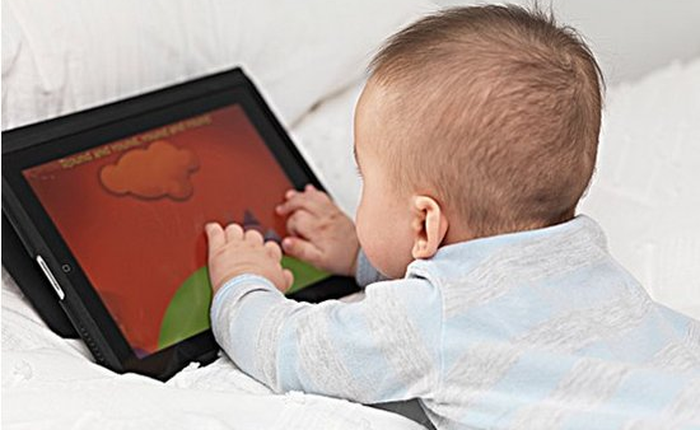 iPad khiến bé 2 tuổi cận... 500 độ