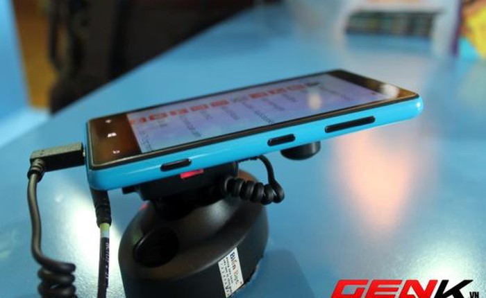 Hình ảnh đầu tiên của smartphone tầm trung Lumia 820 tại Việt Nam