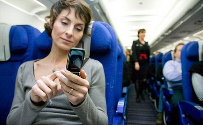 Liệu có nên cấm việc tắt thiết bị công nghệ khi máy bay hạ cánh?