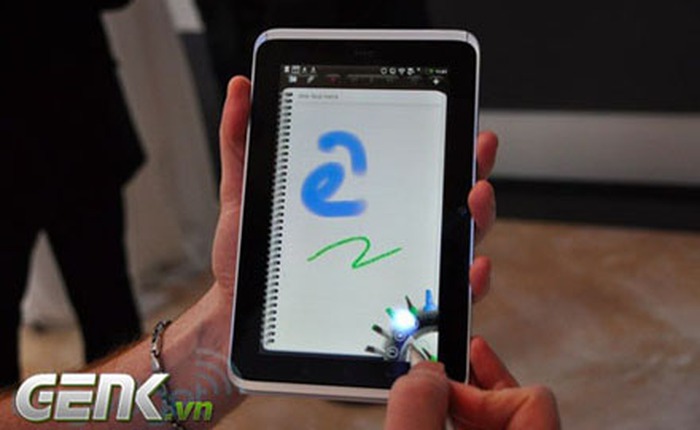"Soi mói" HTC Flyer: Dùng bút trên màn hình cảm ứng điện dung?