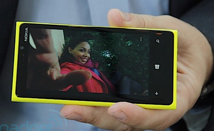 Nguyên nhân Nokia Lumia 920 không có khe cắm thẻ nhớ