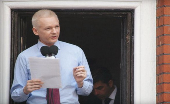 Người sáng lập Wikileaks xuất hiện và kêu gọi chấm dứt điều tra truy bắt