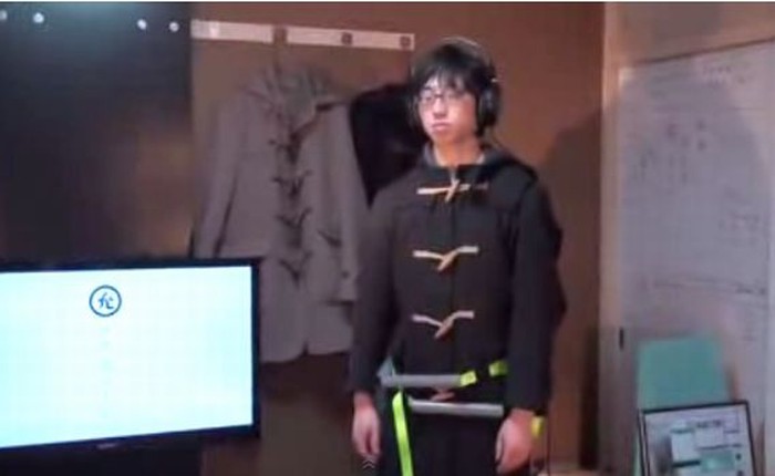 Sinh viên Nhật Bản chế tạo áo ôm eo dành cho người "độc thân"
