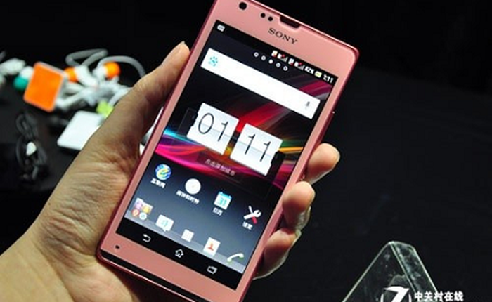 Cận cảnh Xperia SP màu hồng, bản 2 SIM