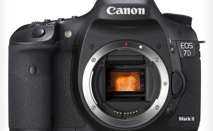 Canon 7D Mark II có giá 2.200 USD