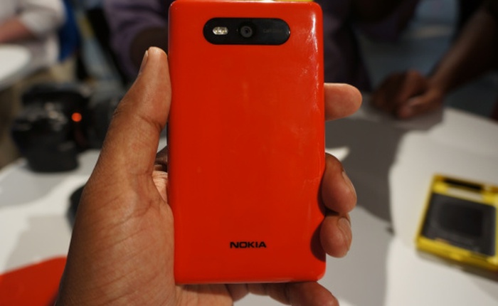 Ngắm Lumia 820 đỏ và trắng