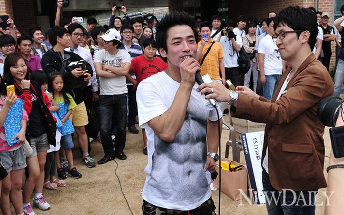 Bị cáo buộc là “anh hùng bàn phím”, chàng trai Hàn Quốc nhận kèo trên mạng, mở cả lễ hội quy tụ 2.000 người tới xem và cái kết viên mãn cho tất cả