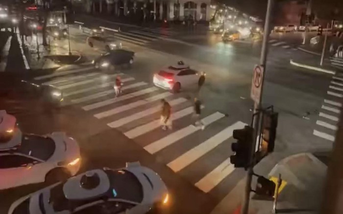 Massive power outages caused self-driving taxis in the US to stop in the middle of the road, trapping passengers inside and not letting them out