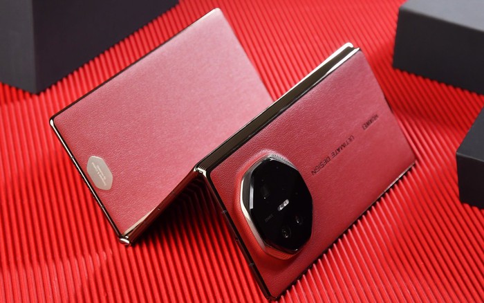 Huawei mang điện thoại gập ba ra bán ở thị trường quốc tế, giá gấp