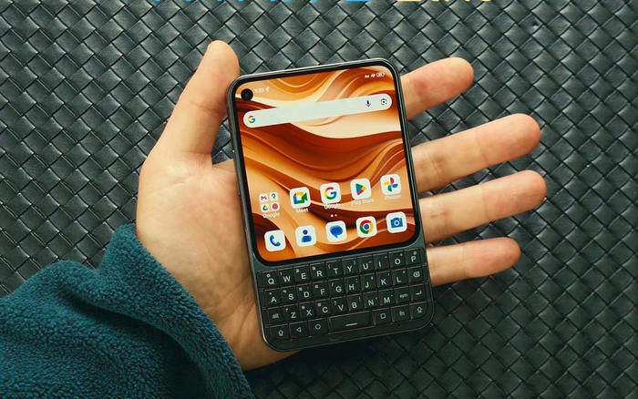 Lại thêm điện thoại phím cứng như BlackBerry sắp ra mắt, hứa hẹn cập nhật 5 năm, giá dự kiến khoảng 12 - 13 triệu