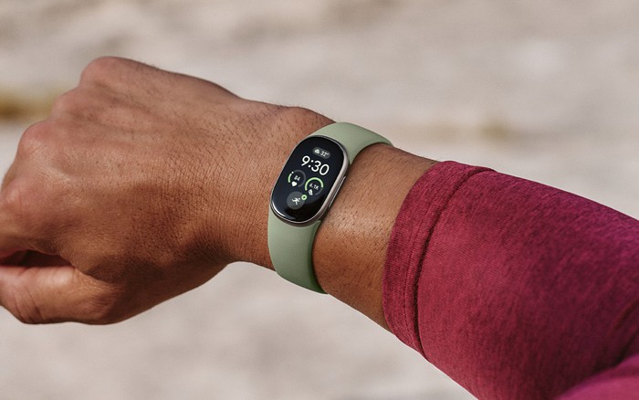 Google ra mắt vòng đeo thông minh Fitbit Edge với thiết kế mới và nhiều tính năng AI