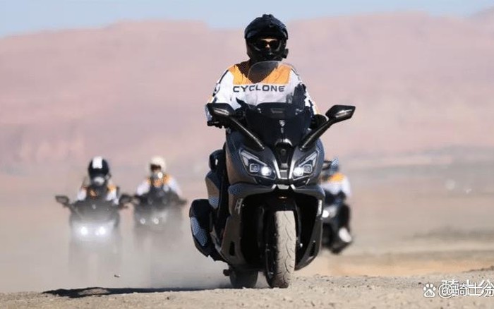 Xe tay ga hai xi-lanh Cyclone RT450 ra mắt với nhiều trang bị đáng chú ý