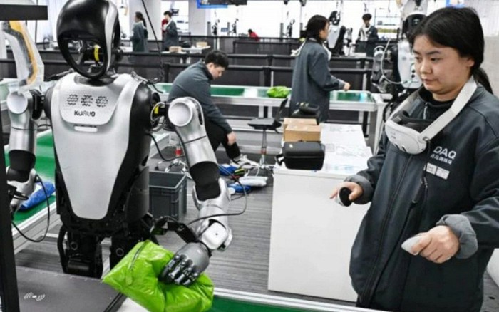 Nghề huấn luyện robot tại Trung Quốc và nghịch lý dạy máy móc thay thế con người