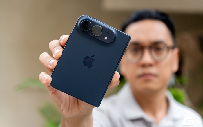 “Đập hộp” iPhone Duo chính hãng Việt Nam trước ngày giao hàng: điện thoại gập đầu tiên của Táo đóng gói ra sao?