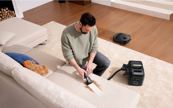 Từ mặt sàn đến sofa, thảm rồi cầu thang: Robot 3 trong 1 này muốn "cân" gần hết việc dọn nhà