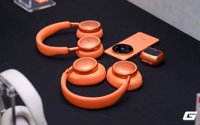JBL hoàn thiện Live 4 Series tại Việt Nam với Live Beam 4: tai nghe true wireless có màn hình cảm ứng trên hộp sạc