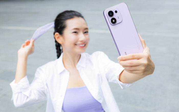 Đây là điện thoại pin 8.100mAh, thả rơi 2,5 mét, xịt nước áp lực cao vẫn chạy
