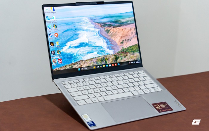 Trên tay Lenovo Yoga Slim 7i Gen 11 Aura Edition: Nhẹ tênh trên một tay, Core Ultra 7 355 dư sức đáp ứng công việc hằng ngày, Aura Edition nhiều tính năng thông minh