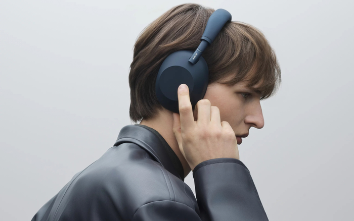 Sony WH-1000XM6 họp online có ổn không khi có mute nhanh và micro điều hướng chùm sóng AI?