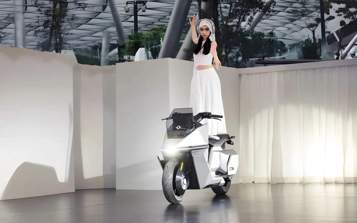 Không phải Honda, Yamaha hay BMW Motorrad, đây mới là chiếc xe máy điện tự cân bằng đầu tiên sản xuất hàng loạt