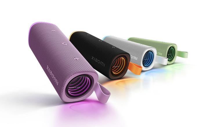 Xiaomi Sound Outdoor hay Sound Play: chọn loa mạnh 30W hay đèn LED chill?