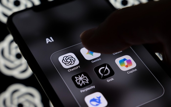 Chính phủ Anh dạy nhân viên dùng AI: Đừng nói "cảm ơn" với chatbot AI