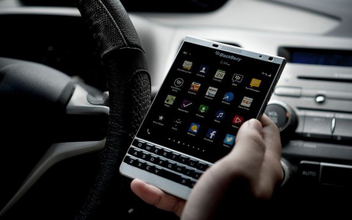 Ảnh thực tế BlackBerry Passport smartphone vuông  Tuổi Trẻ Online