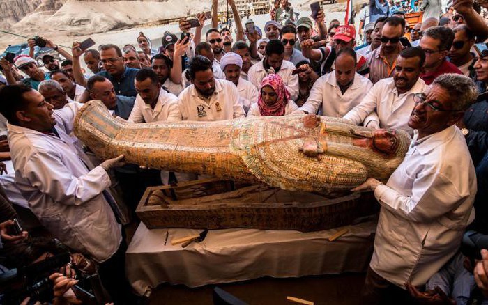 Xác ướp Ai Cập 3000 năm tuổi bất ngờ trồi lên mặt đất, mở ...